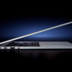 Vista lateral del Xiaomi Redmibook 16 (2026) con puertos USB-C, Thunderbolt 4, HDMI 2.1 y jack 3,5 mm