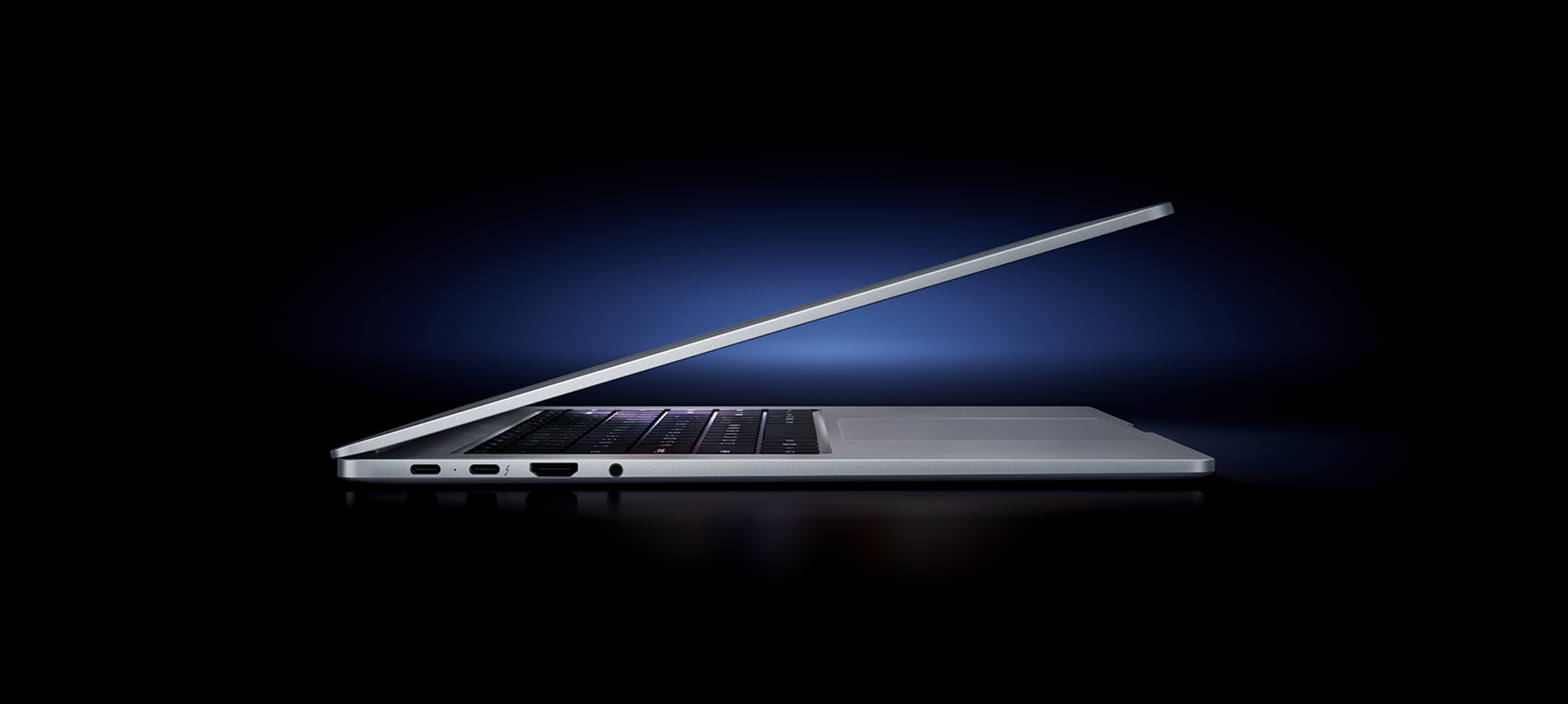 Vista lateral del Xiaomi Redmibook 16 (2026) con puertos USB-C, Thunderbolt 4, HDMI 2.1 y jack 3,5 mm