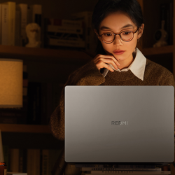 Xiaomi Redmibook 16 (2026) en uso nocturno: portátil 16 pulgadas con batería 80 Wh para largas sesiones