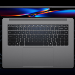 Vista superior del teclado completo con teclado numérico y touchpad del Xiaomi Redmibook 16 Pro 2026